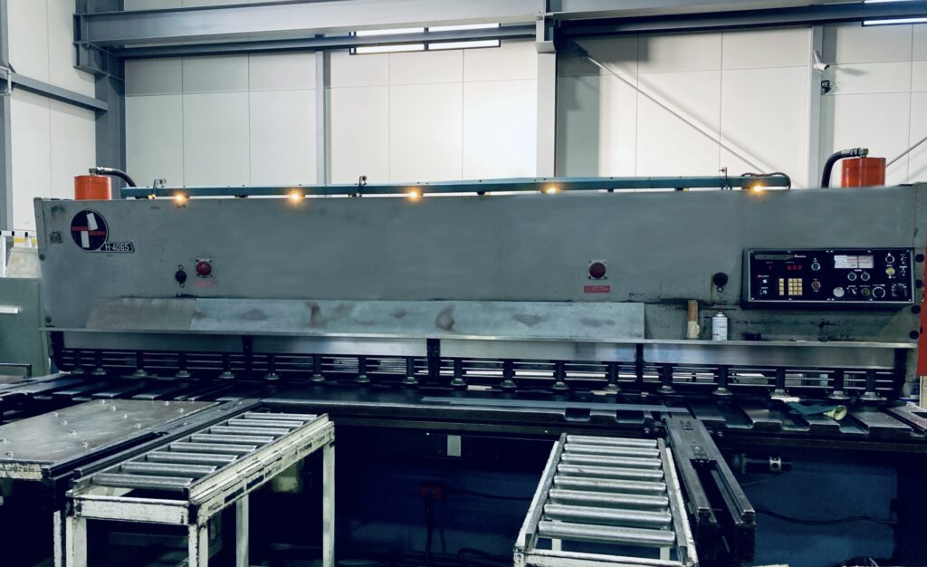 鳥取工場にある、アマダの4mのシャーリングマシンの画像。
6Mまで切断可能。