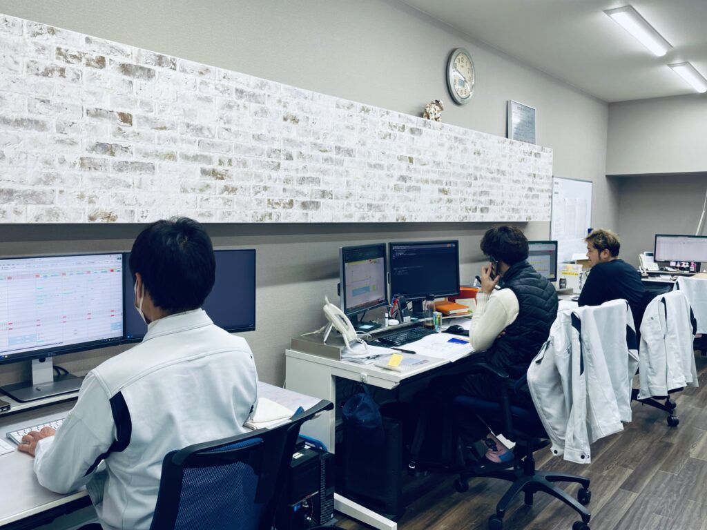 大阪工場にある、営業の部屋の画像。
ご相談から図面作成まで対応。手書き図からでも図面化。
ご要望や仕様を丁寧にヒアリングしている画像。